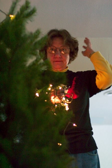 Phyllis lights the tree