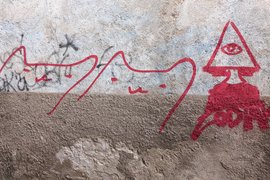 Callejón de Pardo graffiti, mar mar cats and zodiak eye-in-pyramid