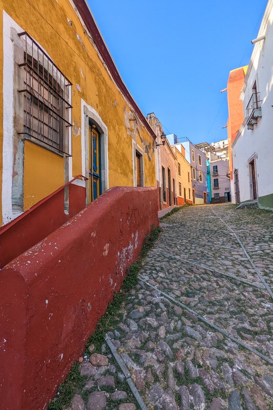 Steep alley in Guanajuato, Mexico, lined with colorful buildings